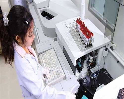 移植鲜胚后卧床是平躺还是侧躺更容易着床？